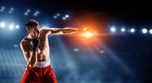 Boxeo de hombre joven. Técnica mixta