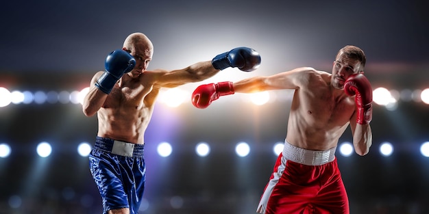 Boxeo de hombre joven. Técnica mixta