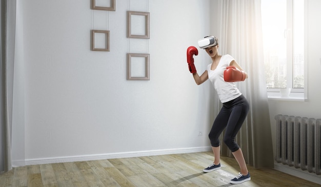 Boxeo de mujer joven. Técnica mixta