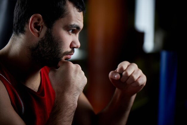 Foto boxeo. retrato de un boxeador en el fondo del gimnasio