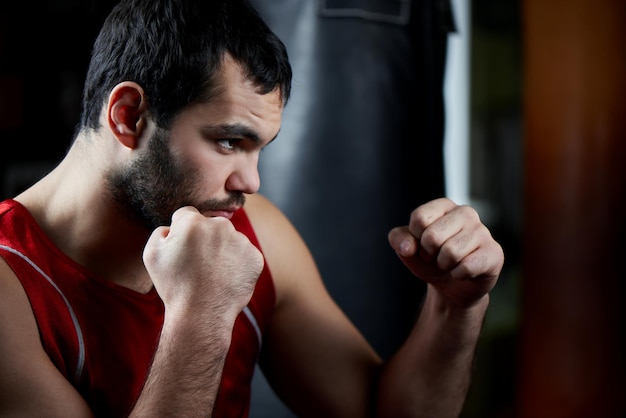 Boxeo. Retrato de un boxeador en el fondo del gimnasio