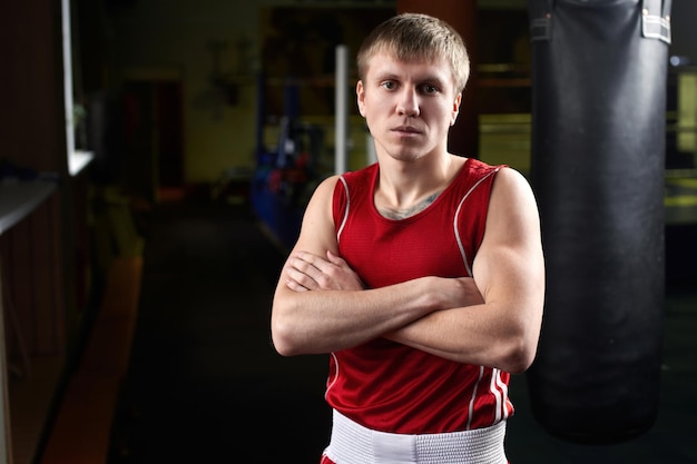 Boxeo. Retrato de un boxeador en el fondo del gimnasio