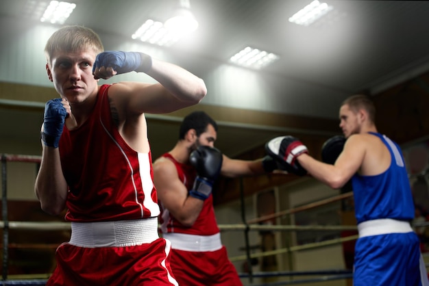 Boxeo. Retrato de un boxeador en el fondo del gimnasio