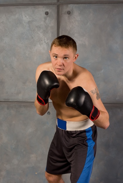 Boxer agachado para frente com determinação