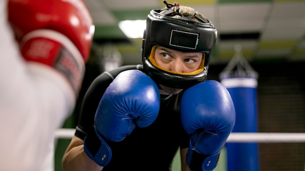 Foto boxer com capacete e luvas