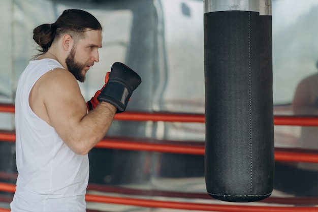 Boxer de homem treinando para uma luta difícil