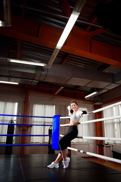 Boxer de mulher atraente em um treinamento esportivo no ringue.