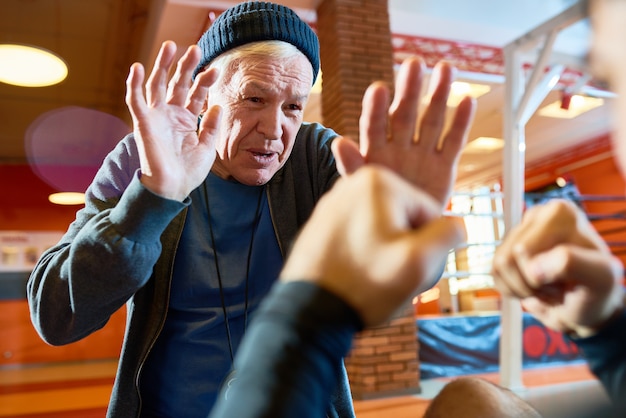 Boxer de treinamento de homem sênior no ginásio