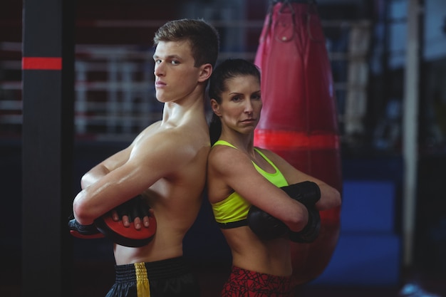 Boxer feminino e masculino em pé de costas