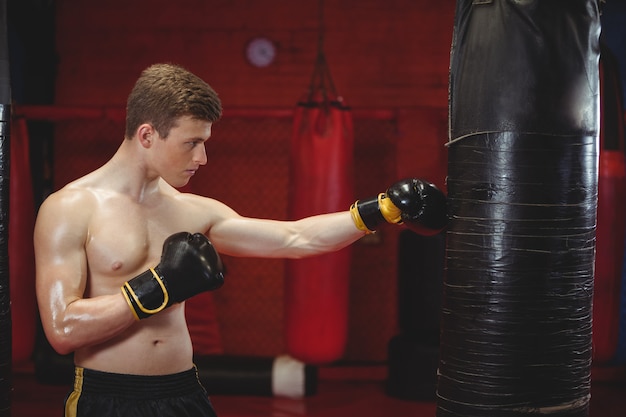 Boxer golpeando una bolsa de boxeo