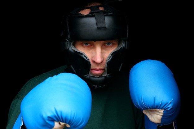 Boxer in Handschuhen und Helm Nahaufnahme