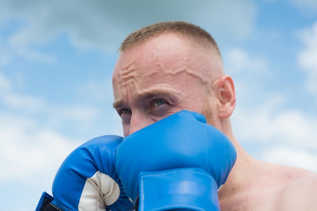 Boxer Kämpfer Training im Freien Sportler Muay Thai Boxer kämpft in Handschuhen sportlicher Mann beim Boxen