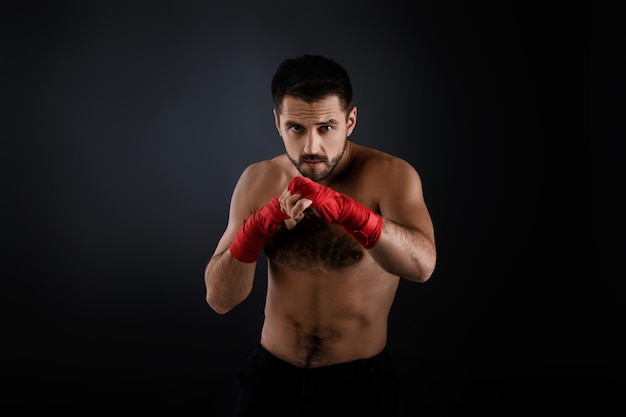 Boxer man mostra os diferentes movimentos em fundo preto