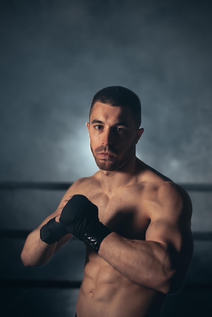 Boxer Mann posiert im Verband auf Boxring Fitness- und Boxkonzept Hochwertiges Foto