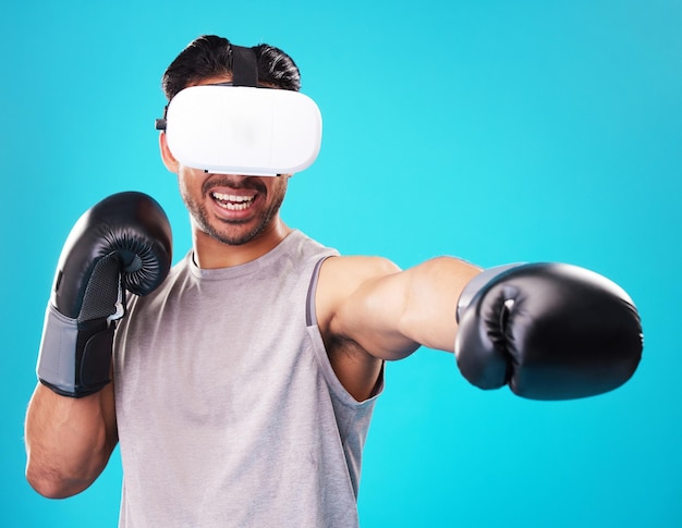 Boxer-Mann-Virtual-Reality-Brille und Studio mit Schlagkraft und Training mit 3D-Benutzererfahrung Metaverse-Boxen-Online-Gaming und Handschuhe für Ar-Übungen, Gesundheit oder Training vor blauem Hintergrund