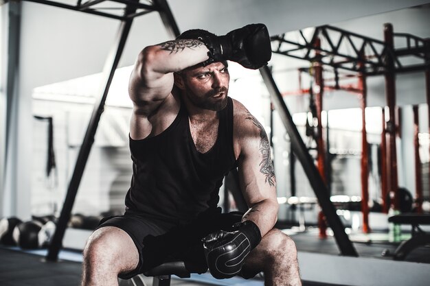 Boxer masculino cansado