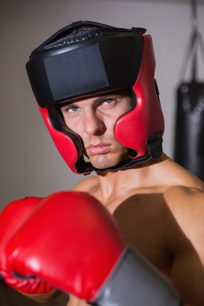 Boxer masculino em posição defensiva no health club