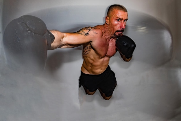 Foto boxer masculino europeu durante o treinamento em ação