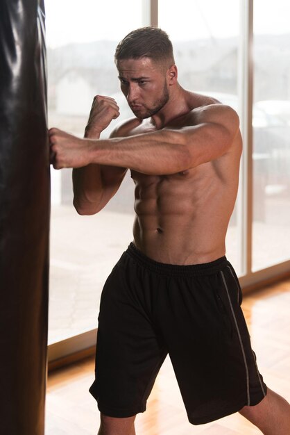 Boxer mit Boxsack in Aktion