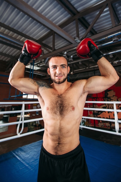 Boxer mit einem wütenden Gesicht hat eine Hand erhoben.