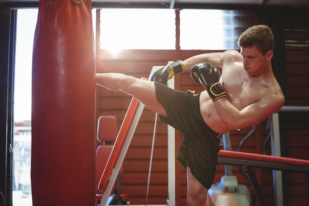 Boxer practicando kickboxing