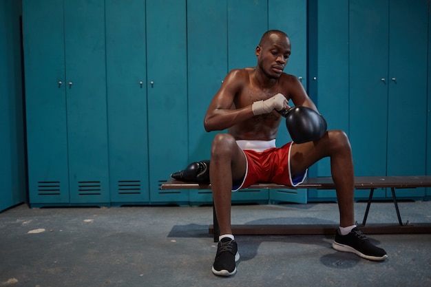 Boxer, sentado no vestiário