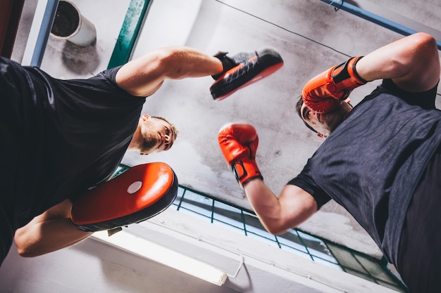Boxer trainieren im Fitnessstudio, kämpfen und kämpfen