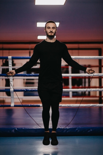 Foto boxer trainieren im ring und im fitnessstudio