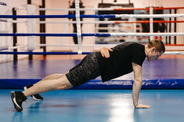 Boxer trainieren im Ring und im Fitnessstudio