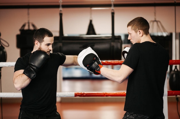 Boxer trainieren im Ring und im Fitnessstudio