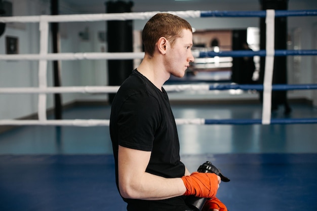 Foto boxer trainieren im ring und im fitnessstudio