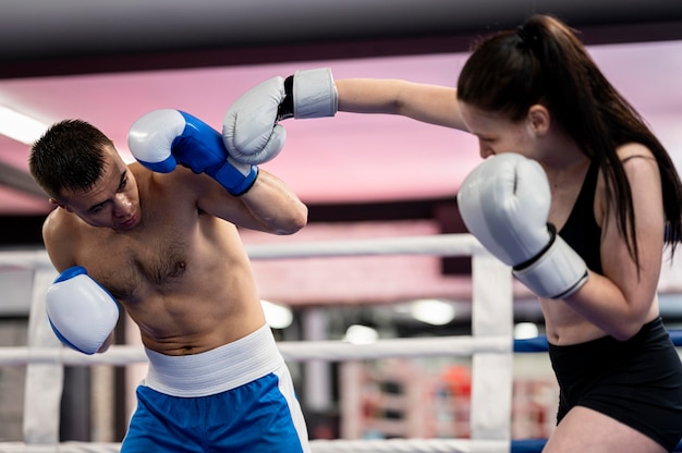 Foto boxers masculinos e femininos, treinando juntos