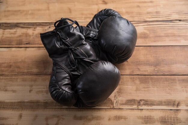 Foto boxhandschuh auf holztisch