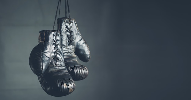 Boxhandschuhe auf dem dunklen Hintergrund