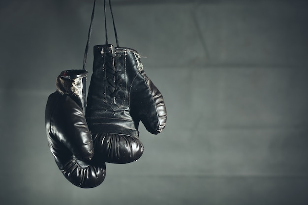 Foto boxhandschuhe auf einem dunklen hintergrund