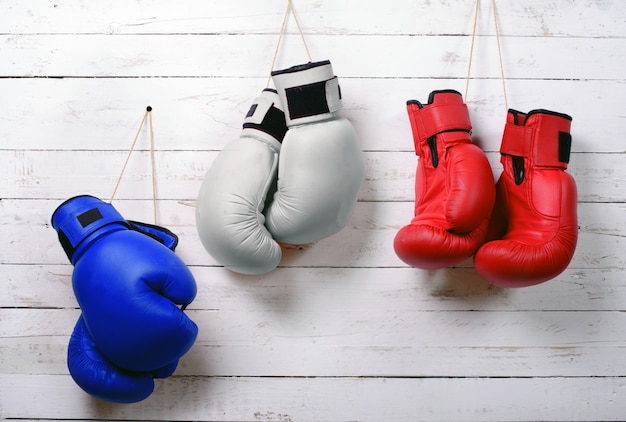 Boxhandschuhe hingen blau, weiß und rot an der Wand