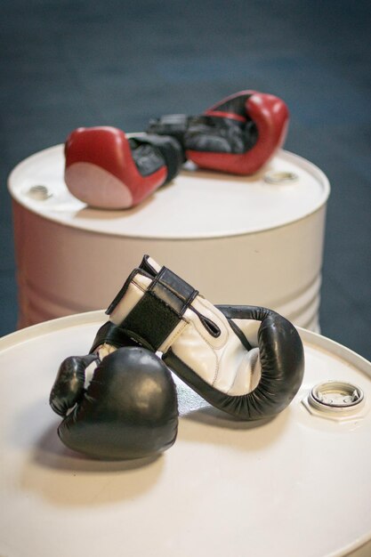 Boxhandschuhe im Fitnessstudio für das Boxtraining Das Konzept des Kraftsports