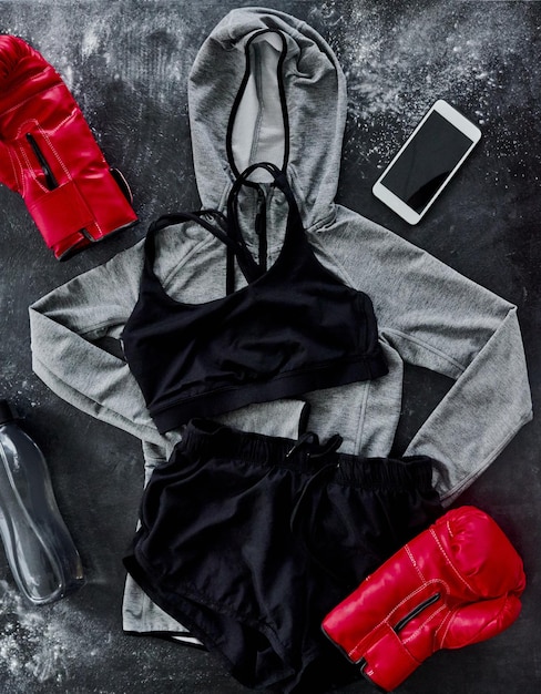 Boxhandschuhe Kleidung und Ausrüstung für Sport für das Training Turnier und Spiel auf dunklem Boden Über Übung und Training mit Fitness für Athleten Kampf und Wettbewerb mit Sportbekleidung für Hobby