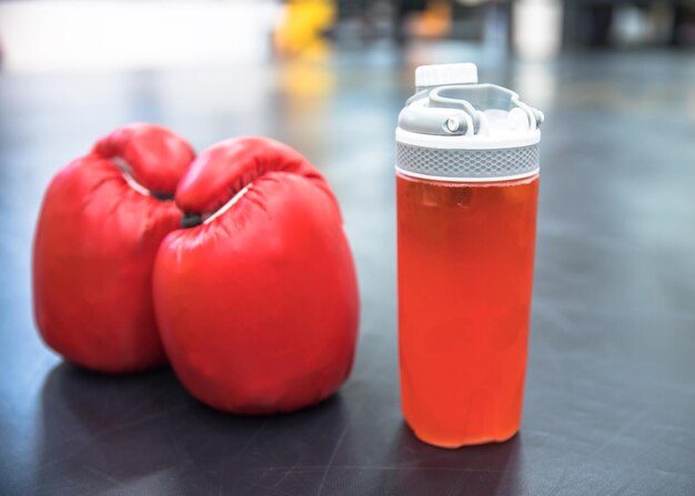 Boxhandschuhe mit Flasche Wasser