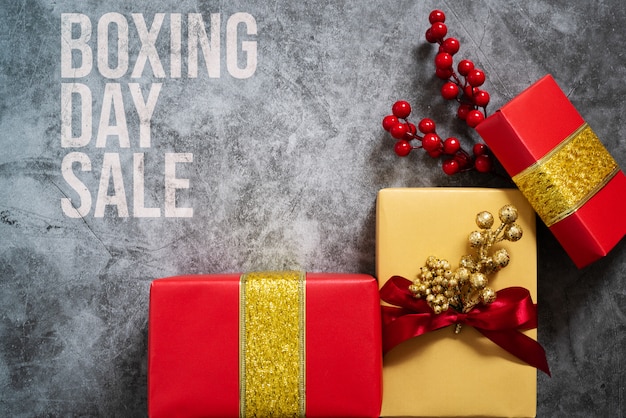 Boxing day Sale concept Caja de regalo de Navidad sobre fondo de cemento