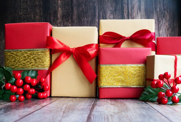 Boxing Day Verkaufskonzept Weihnachtsgeschenkbox auf Zementhintergrund