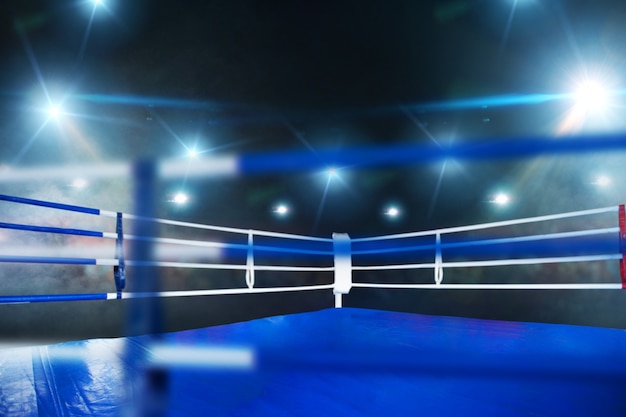 Boxring, Detailansicht durch die Seile, niemand. Professionelle Arena für Sportwettkämpfe und Kampfturniere