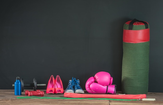 Boxsack und pinke Handschuhe