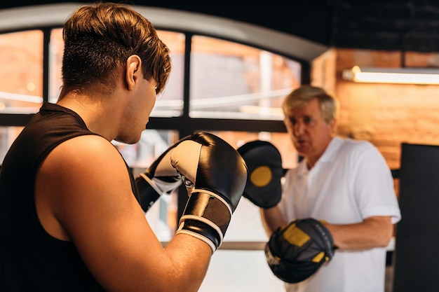 Boxtrainer mit Boxer im Ring