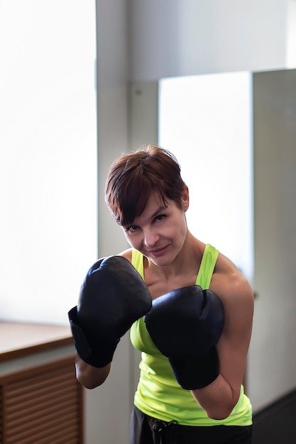 Boxtraining Frau im Fitness-Boxsack