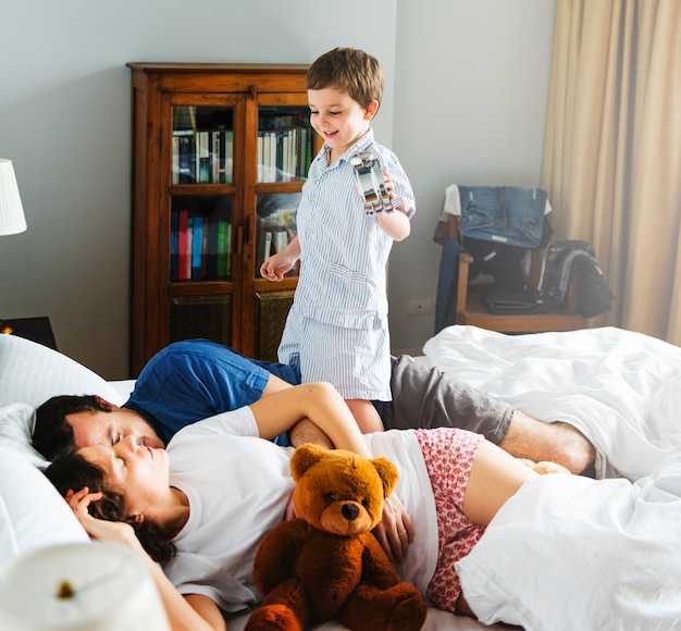 Boy Awakening Dad and Mom en el Bebroom