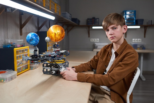 Boy construyendo su proyecto de ciencia