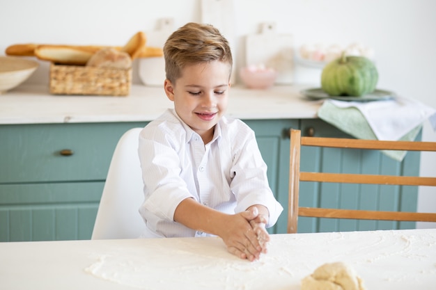 Boy hornear galletas en la cocina doméstica