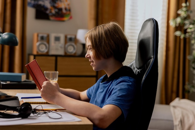 Boy se prepara para hacer la tarea leer un estudio de conferencias para una prueba