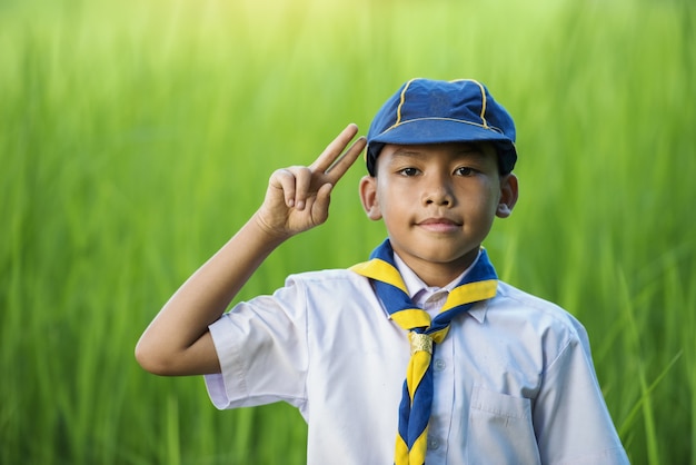 Boy scouts asiáticos haciendo un juramento.